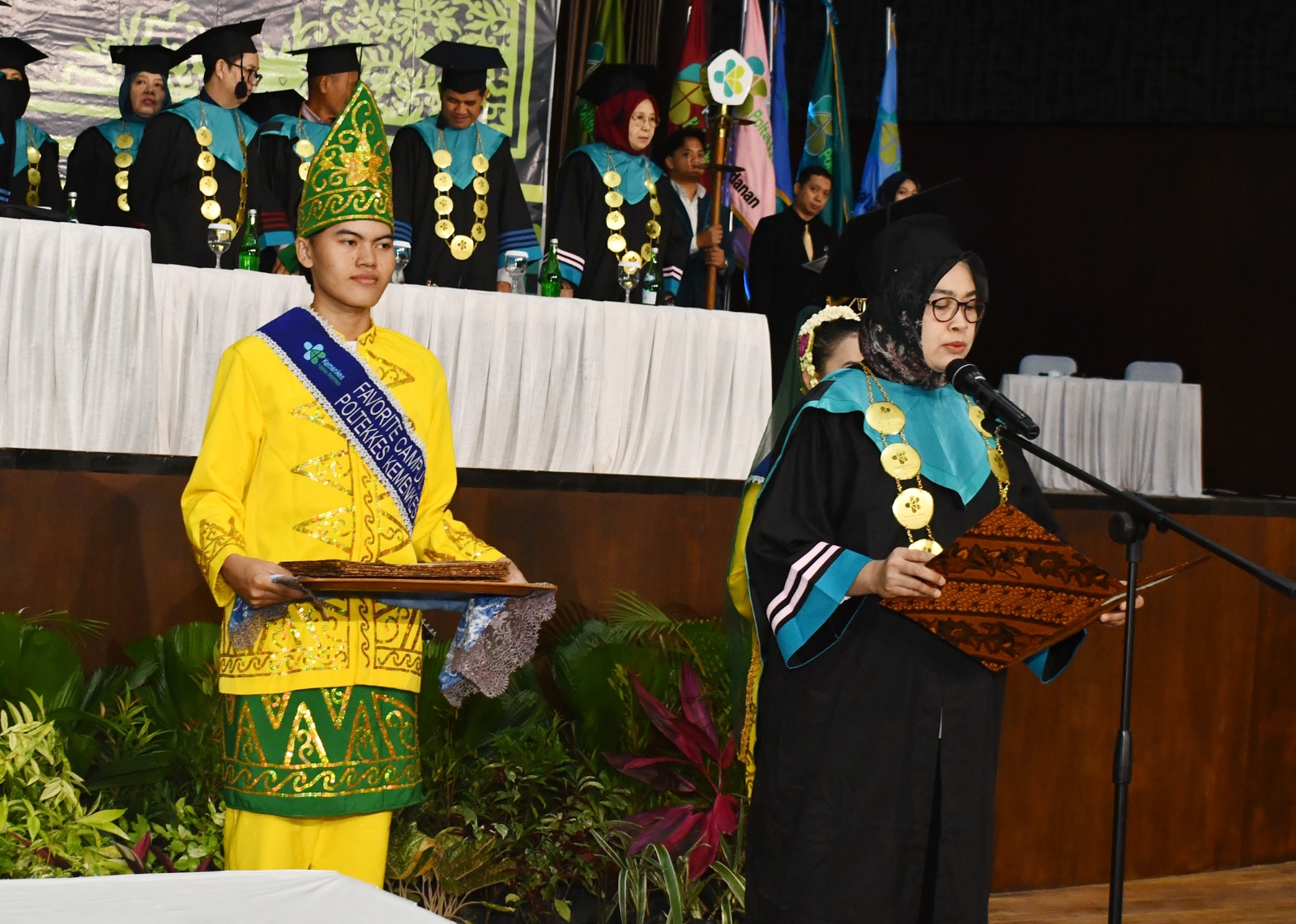 WISUDA 4