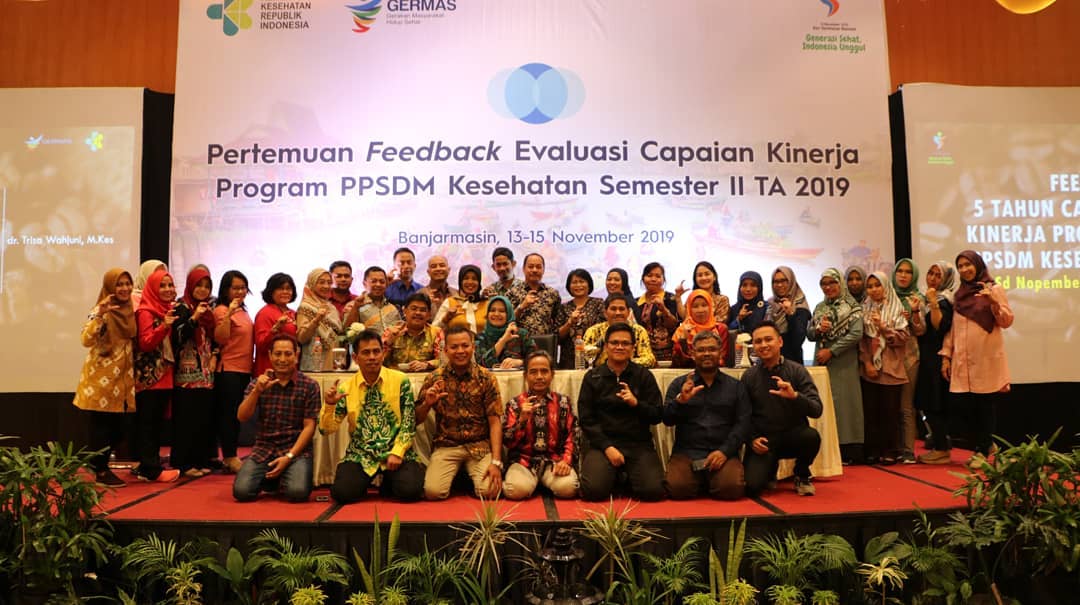 Foto Bersama Peserta Feedback Evaluasi Capaian Kinerja  Badan PPSDM Kesehatan dengan Sekretaris Badan PPSDM Kesehatan RI, Ka. Dinkes Provinsi Kalsel dan Direktur Poltekkes Kemenkes Banjarmasin